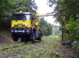 Loctrac I bei der mechanischen Aufwuchsbeseitigung