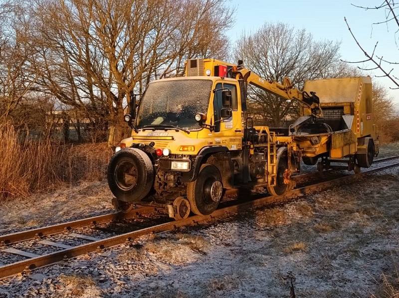 U400 mit Holzschredder Jenz AZ35